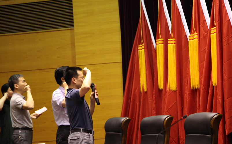 14989104196054144C13.jpg 02重温入党誓词.jpg