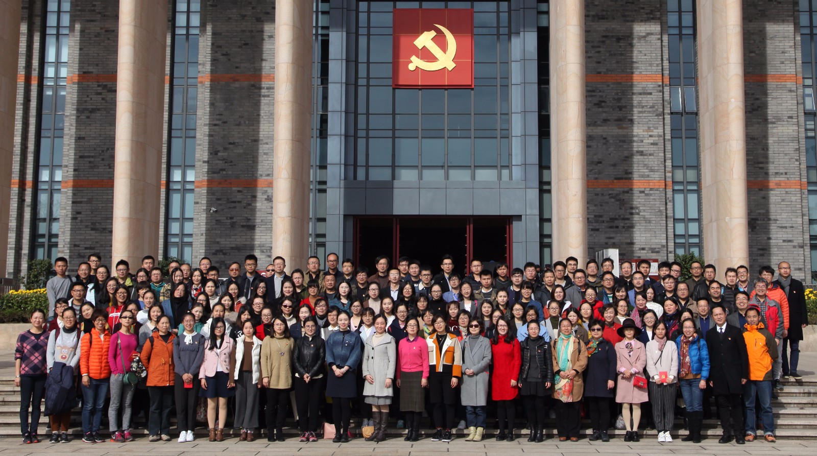 全体党员在南湖革命纪念馆前合影.jpg